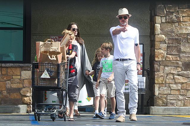 Rămân a fi o familie exemplu! Angelina Jolie și Brad Pitt, surprinși la cumpărături alături de copii