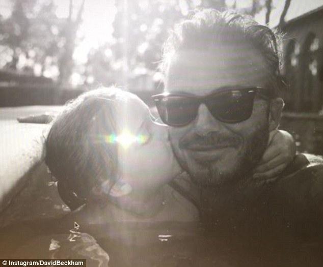 Victoria Beckham si fiica ei, Harper, intr-o ipostaza tandra! Fotografia care i-a emotionat pe fani