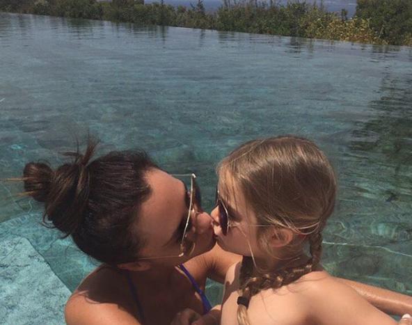 Пользователи сети раскритиковали Викторию Бекхэм за поцелуй с дочерью в губы