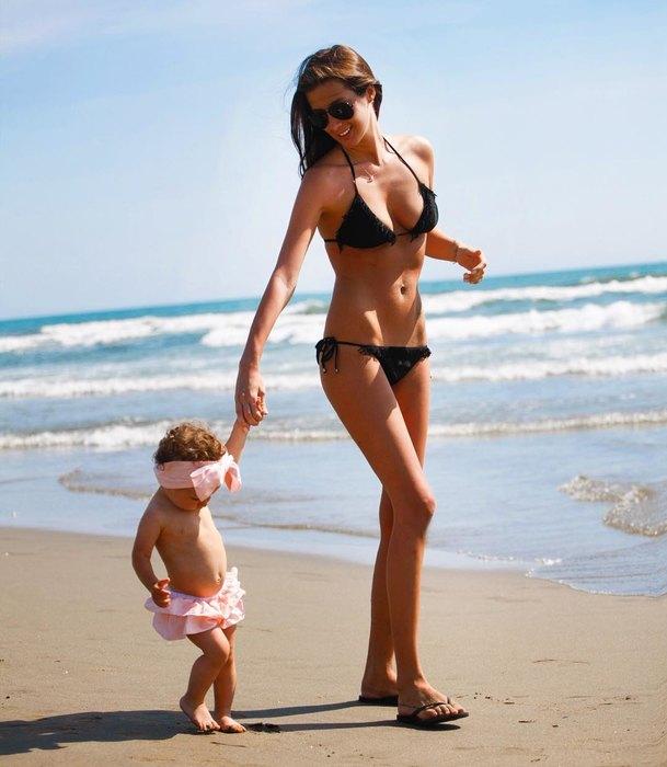 Кети Топурия с дочерью устроила горячую фотосессию на пляже