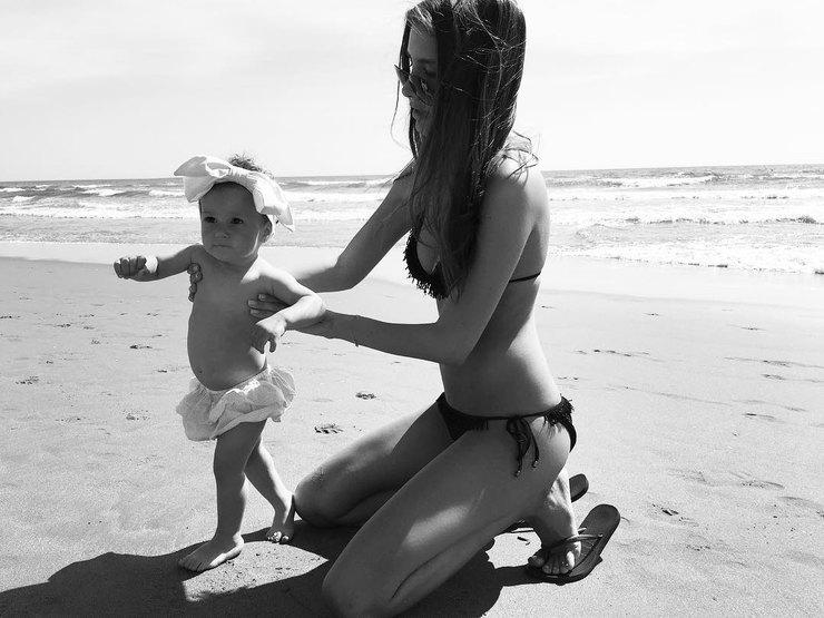 Кети Топурия с дочерью устроила горячую фотосессию на пляже