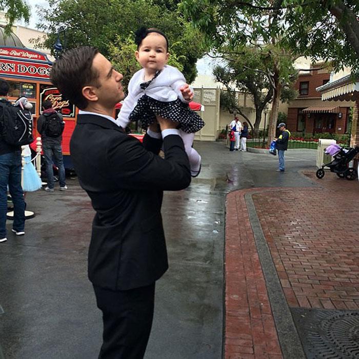 Счастливые отцы с детьми в Диснейленде: новый тренд в Instagram