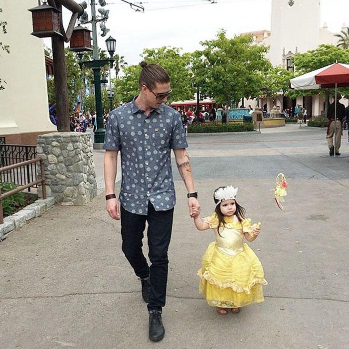Счастливые отцы с детьми в Диснейленде: новый тренд в Instagram