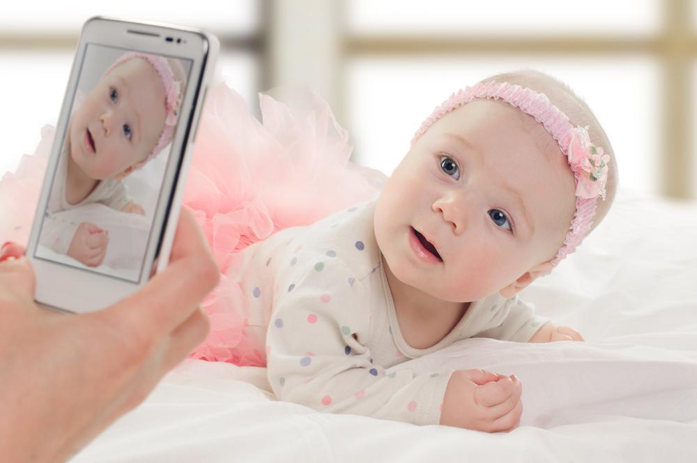 Психологи объяснили, почему мамы любят размещать фото детей в соцсетях