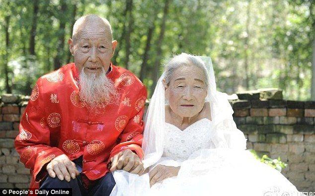 Китайская пара сделала первую свадебную фотосессию после 80 лет брака