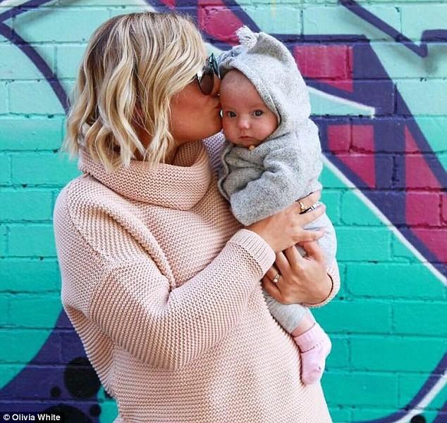 Австралийка разделась, выступая против моды на быстрое восстановление фигуры после родов