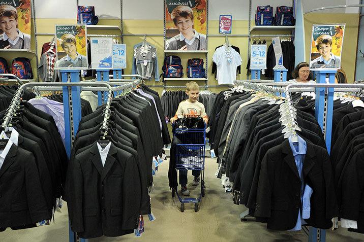 De unde cumpărăm haine de școală? O prezentare a magazinelor de haine și încălțăminte pentru școală și a prețurilor la acestea
