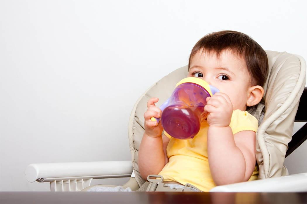 Как правильно подобрать чашки-поильники и бутылочки для малыша