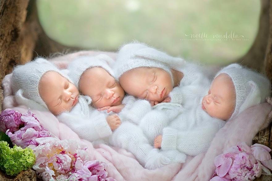Sunt 4 fetite gemene identice! Ce sedinta foto simpatica le-au facut parintii lor