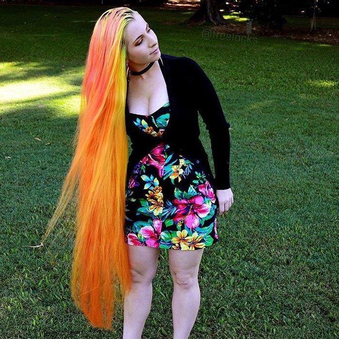 Радужная Рапунцель: девушка, растившая волосы 11 лет, стала звездой Instagram