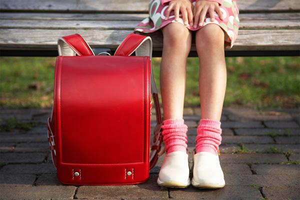 Ce alegem pentru copiii care merg în clasa întâi: rucsac sau ghiozdan?