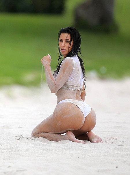 Ким Кардашьян устроила откровенную фотосессию на пляже в Мексике