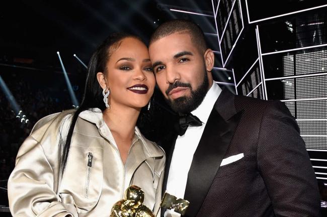 Rihanna si-a facut un tatuaj dedicat lui Drake! Iata si alte dovezi ca cei doi sunt impreuna, desi se ascund