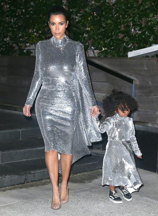 Ким Кардашьян вышла в свет с дочкой в одинаковых блестящих платьях