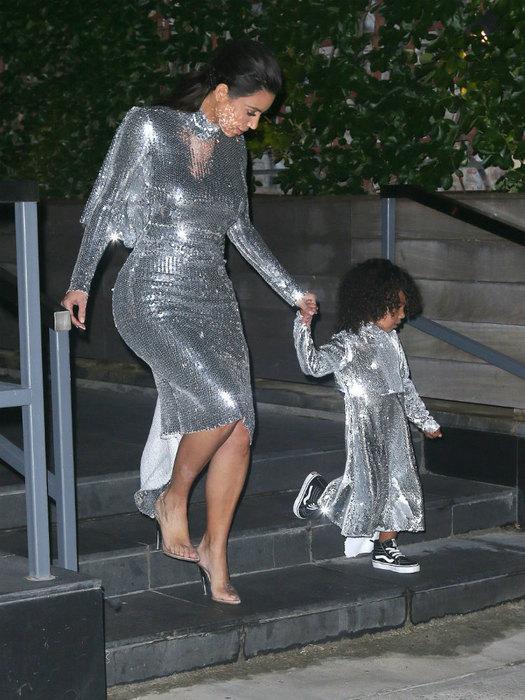 Ким Кардашьян вышла в свет с дочкой в одинаковых блестящих платьях