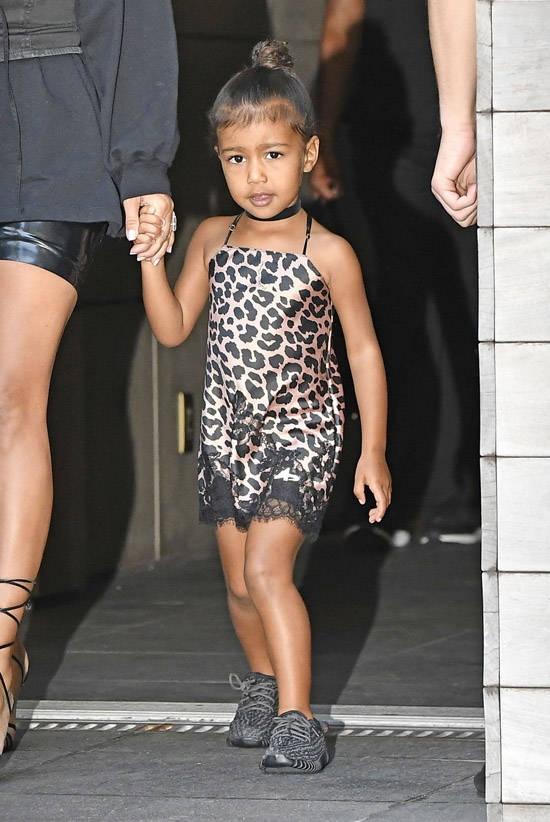 North West, fiica lui Kim Kardashian, fashionista de 3 ani la New York Fashion Week