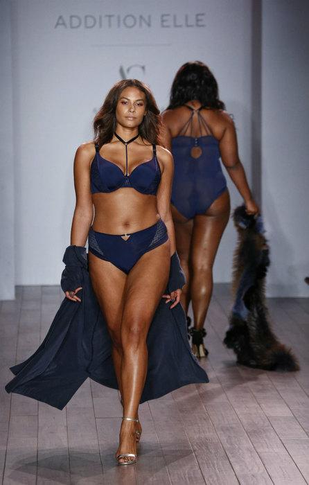 Модель Эшли Грэм встряхнула Нью-Йорк показом собственной коллекции белья