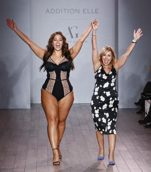 Модель Эшли Грэм встряхнула Нью-Йорк показом собственной коллекции белья