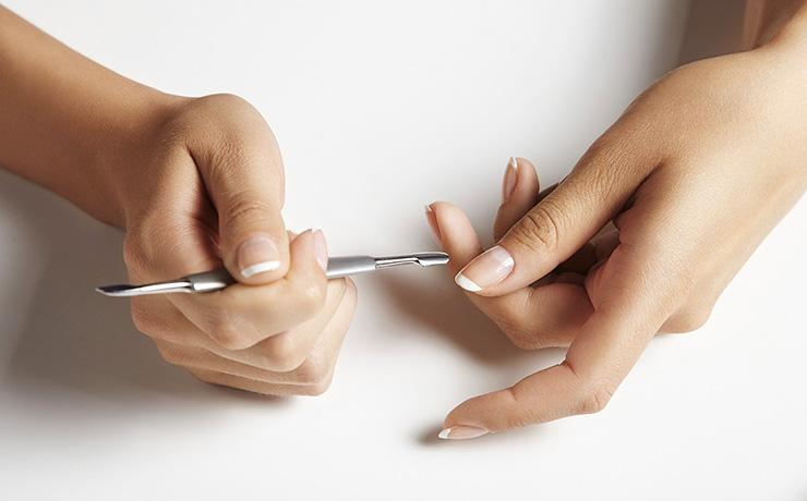 Top 10 greşeli pe care le faci referitor la unghiile tale