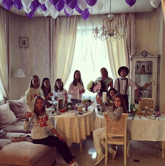 Анастасия Волочкова с размахом отметила день рождения дочери в своем особняке