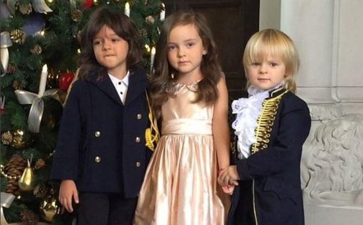 Дети Филиппа Киркорова и сын Яны Рудсковской на съемках новогодней фотосессии