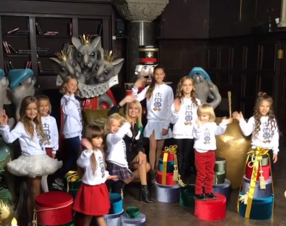 Дети Филиппа Киркорова и сын Яны Рудсковской на съемках новогодней фотосессии