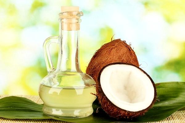 Uleiul de cocos: 7 modalități de folosire pentru frumusețe și îngrijire a corpului