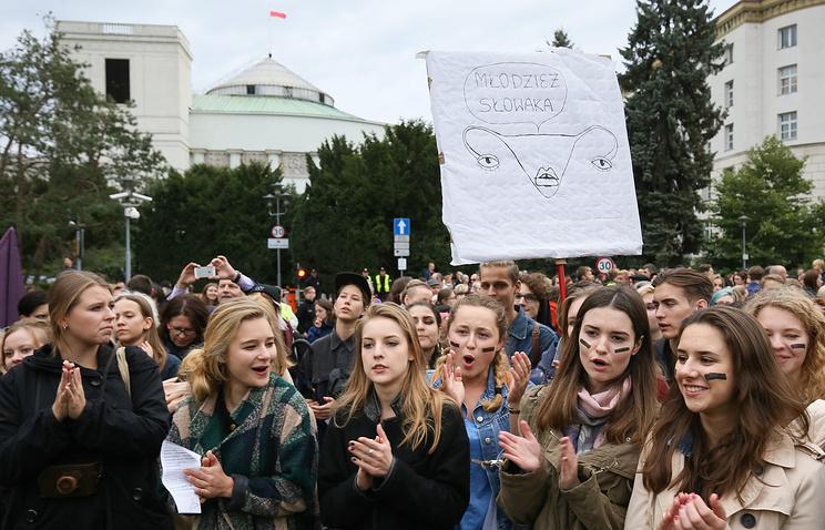 Тысячи женщин в Польше готовятся к забастовке против запрета абортов