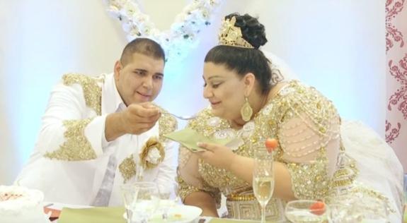 На свадьбе цыган в Словакии невесту засыпали купюрами в 500 евро и золотом