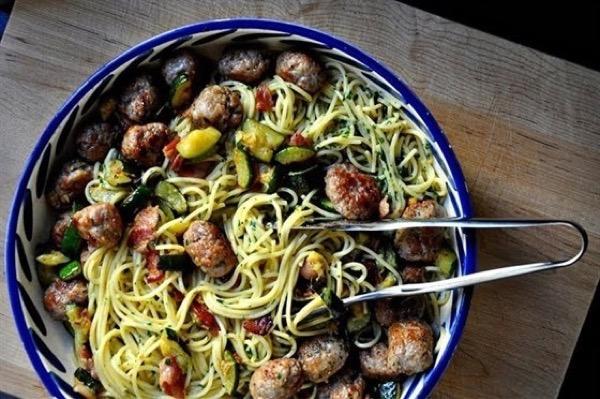 Carbonara cu zucchini şi perişoare