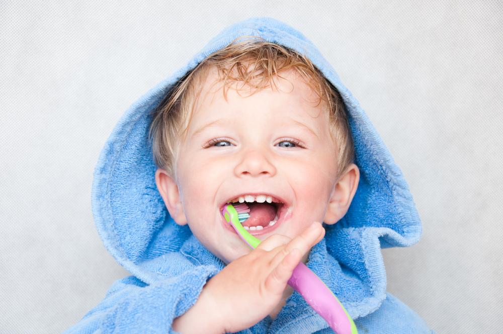 Învățăm să curățăm corect dințișorii micuțului: o prezentare a pastelor și periuțelor de dinți, precum și sfaturile stomatologului