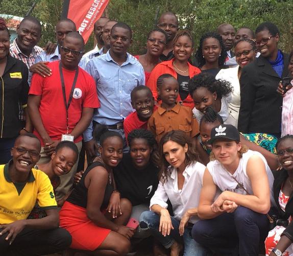 Victoria Beckham și-a luat fiul mai mare în Kenya pentru a-i arăta cum trăiesc copiii de acolo