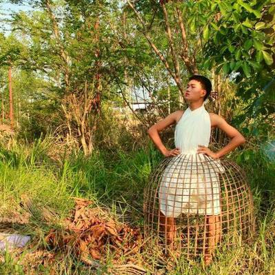 17-летний дизайнер из Таиланда создает наряды из проволоки, еды и цветов