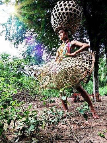 17-летний дизайнер из Таиланда создает наряды из проволоки, еды и цветов