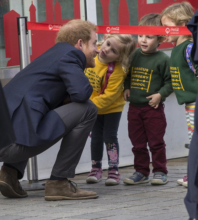 Великобританию очаровала юная поклонница принца Гарри, надеявшаяся на поцелуй