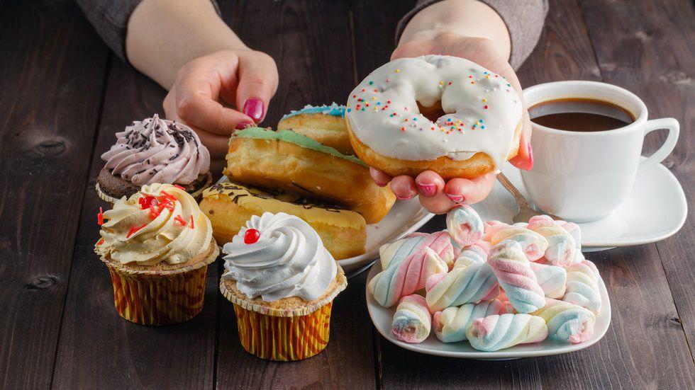 Semne îngrijorătoare care îți arată că mănânci prea mult zahăr
