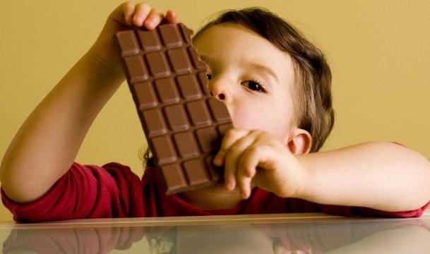Детей запретили снимать в рекламе нерекомендуемых продуктов питания