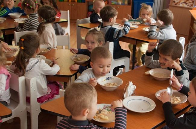 Чем кормят детей в детских садах? Ответ Национального агентства по безопасности пищевых продуктов