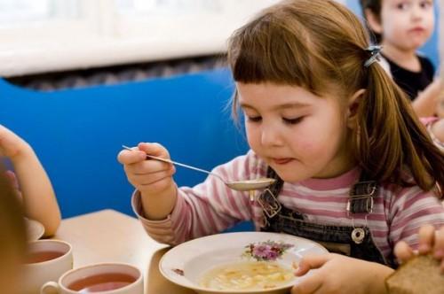 Ce mănâncă micuții la grădinițe? Răspunsul Agenției Naționale pentru Siguranța Alimentelor