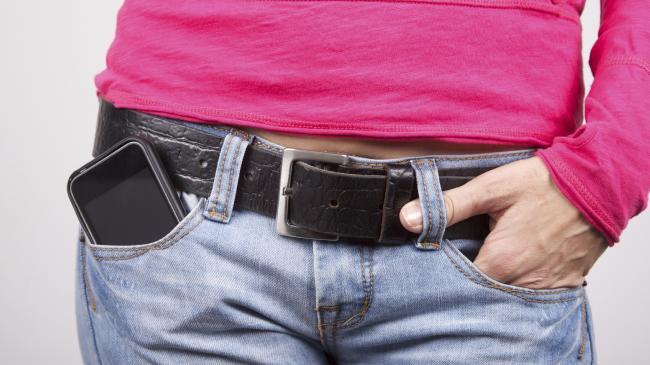 Почему не стоит носить мобильный в кармане