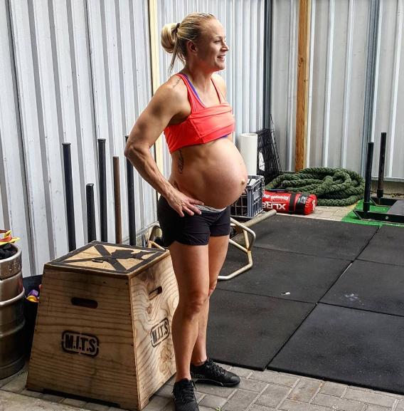 Беременная чемпионка по боксу продолжает тренировки накануне родов