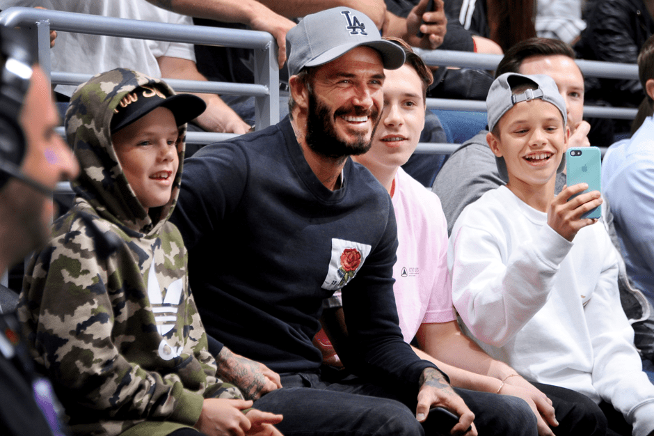 Фото дня: Дэвид Бекхэм с сыновьями на хоккейном матче