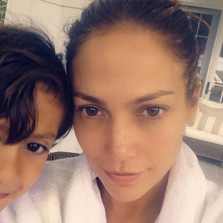 Moda selfie-urilor: Jennifer Lopez fără make-up