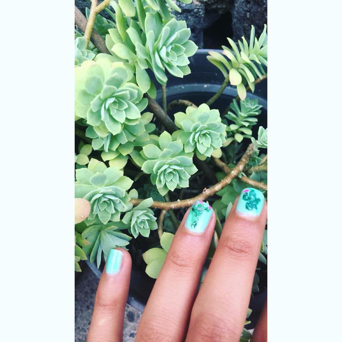 Новый бьюти-тренд — живые цветы на ногтях