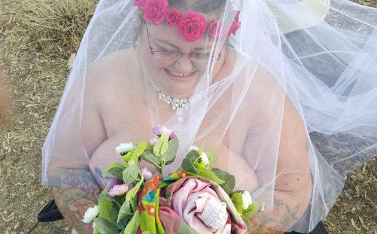Невеста весом 168 килограммов не смогла найти платье и вышла замуж в одной фате