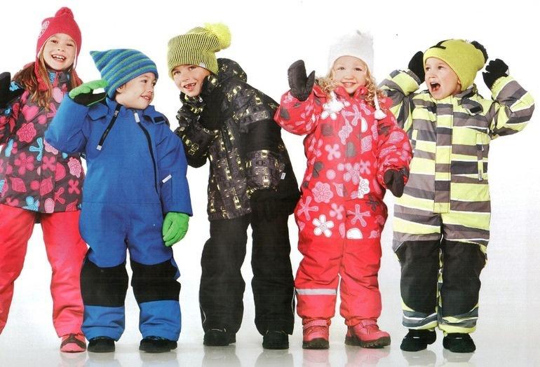 O prezentare a prețurilor la hainele de exterior și accesoriile de iarnă pentru copii, oferite de magazinele din Chișinău