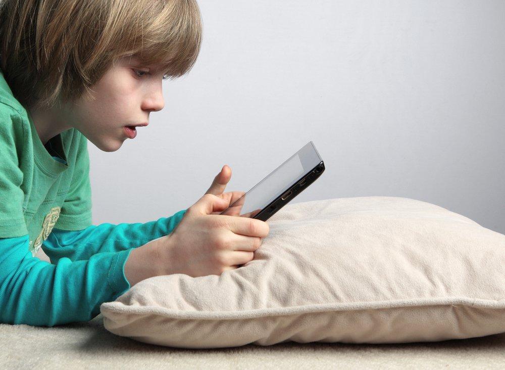Studiu: Copiii care folosesc o tabletă înainte de a se culca au un somn neliniștit