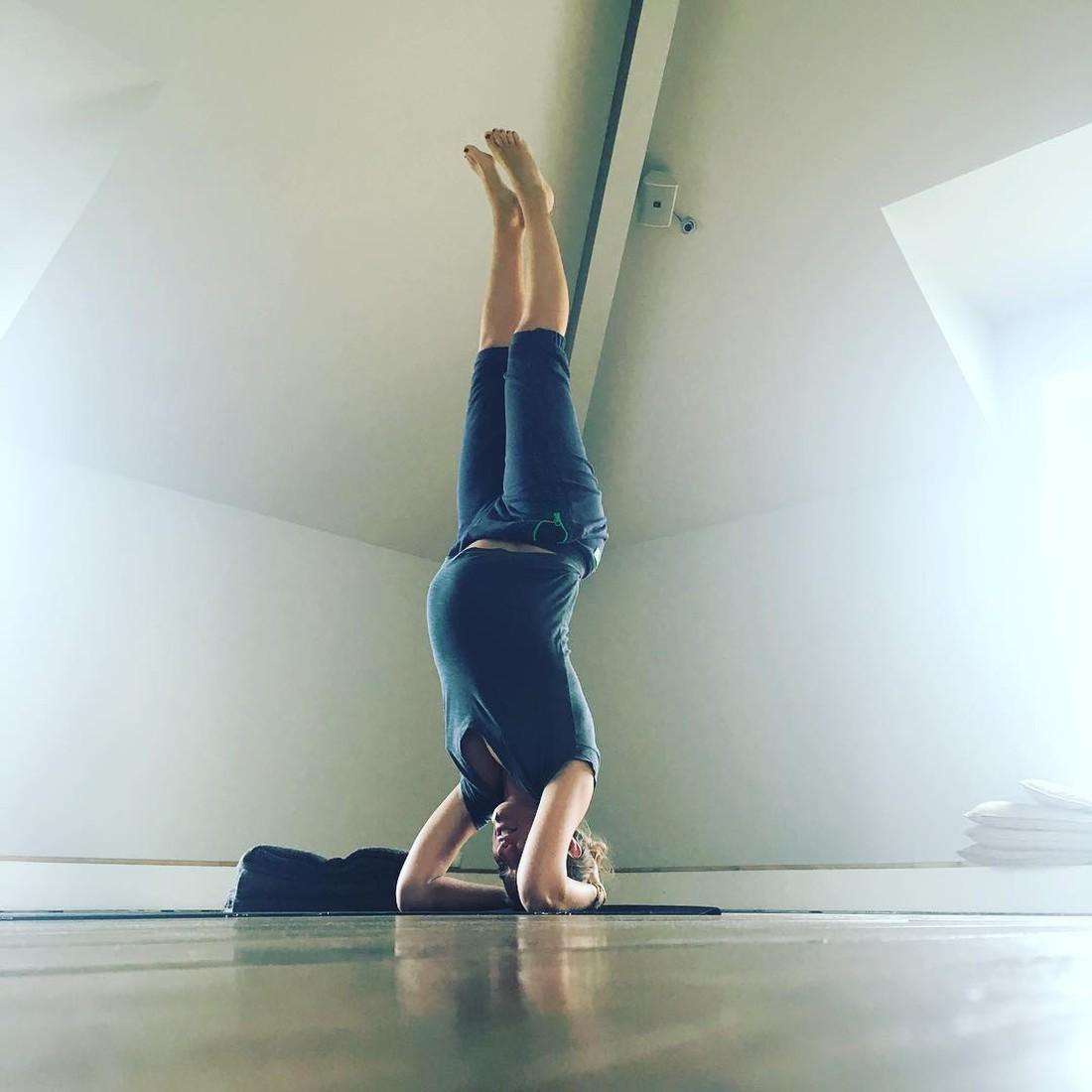 O mămică extremă! Kseniya Sobchak practică yoga și în ultimele zile de sarcină
