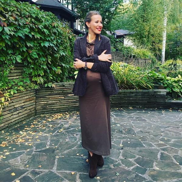 Ксения Собчак продолжает заниматься йогой в последние дни беременности