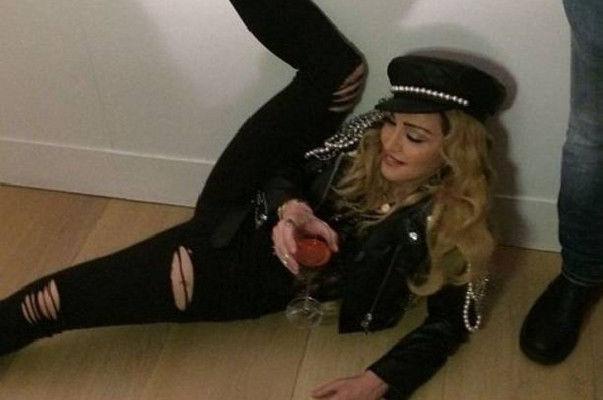 Пьяная Мадонна опозорилась на фотовыставке в Лондоне